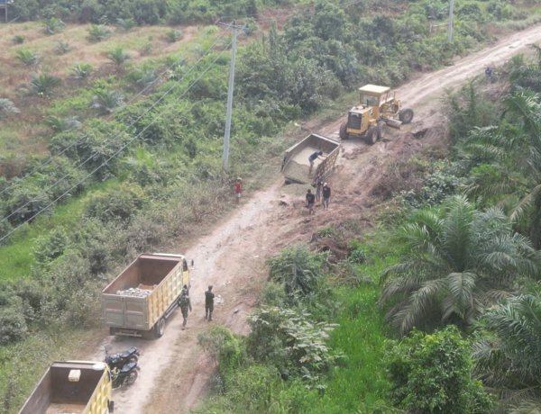 Perlancar Akses Transportasi Desa, Satgas TMMD ke-129 Kodim 0313/KPR Geber Perapian dan Pemadatan Badan Jalan di Pangkalan Terap