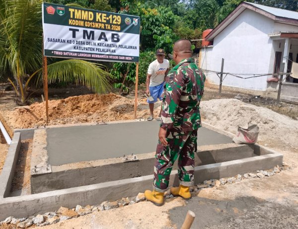 Wujudkan Program TMAB, Satgas TMMD ke-129 Kodim 0313/KPR Rampungkan Pengecoran Lantai Fondasi di Pelalawan