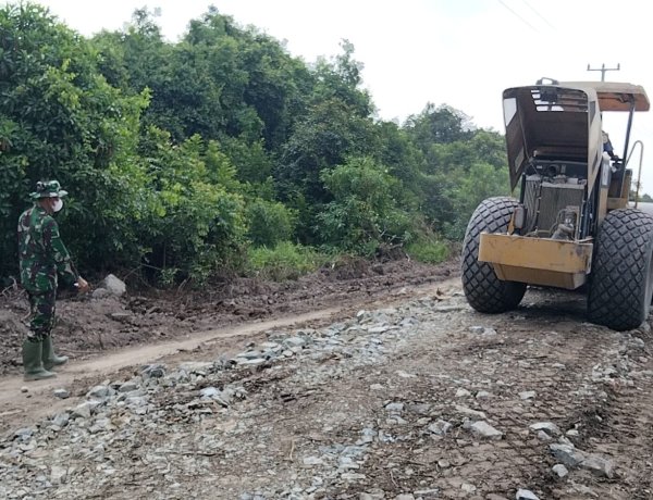 ​Tutup Jalan Berlubang dan Merapikan Bahu Jalan, Satgas TMMD ke-129 Kodim 0313/KPR Dipacu Hingga Jembatan T. Tahal