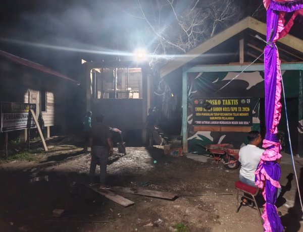 Semangat Gotong Royong Menerobos Malam, Pembangunan MCK Dusun 1 Terus Dipacu   Satgas TMMD Ke 129 Kodim 0313/KPR