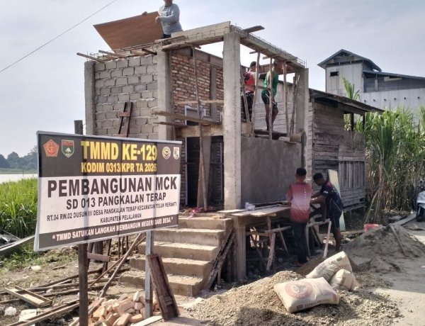 Kejar Target Penutupan TMMD ke-129, Satgas Kodim 0313/KPR Kebut Pembangunan MCK SD 013 Pangkalan Terap