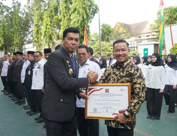 Hari Pengayoman ke-81, Husni Tamrin Terima Penghargaan Mitra Kerja untuk Pemkab Pelalawan