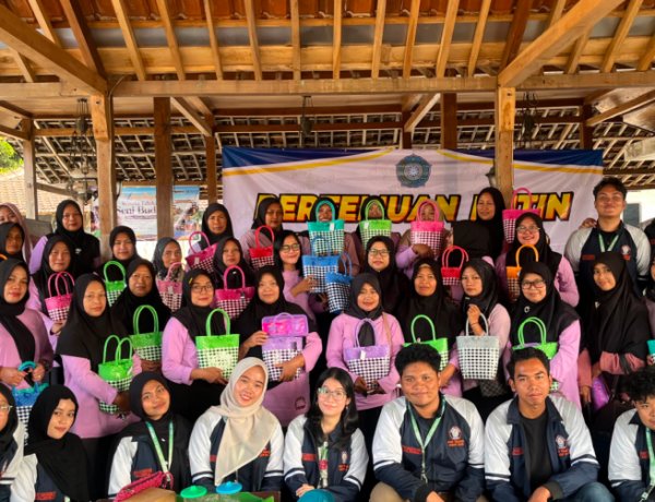 Mahasiswa KKN-T IDBU 42 UNDIP Kenalkan dan Praktikkan Aquaponik Sederhana Bersama PKK Desa Sukorejo