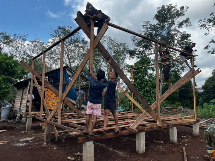 Kembali Lanjutkan Pekerjaan, Satgas TMMD Ke-129 Kodim 0313/KPR Geber Pembangunan Rumah Bapak Diasan di Desa Parit Baru