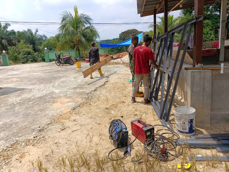 Sasaran Ketiga TMMD Ke-129, Babinsa Koramil 03/Bunut Dampingi Pembuatan Pondasi Tower Air Bersih di Desa Delik
