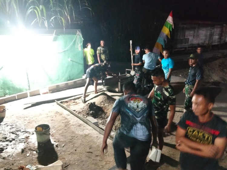 Tak Kenal Lelah Kejar Target, Satgas TMMD Ke-129 Kodim 0313/KPR Lembur Malam Rehab MCK Masjid Nurul Ikhsan