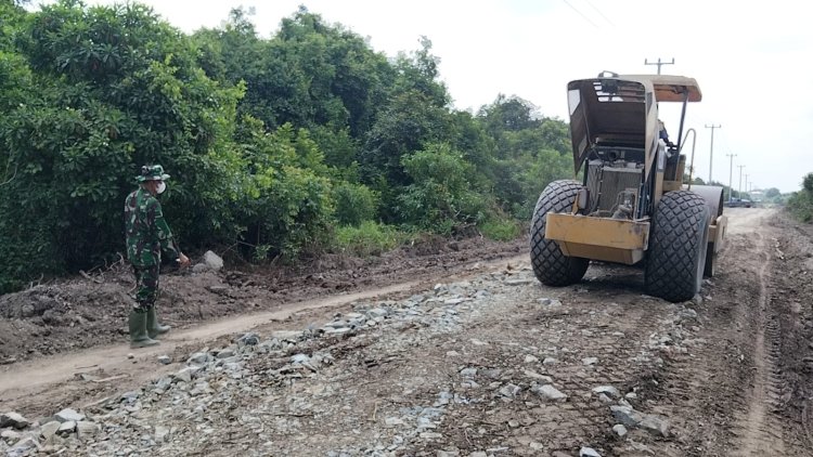 ​Tutup Jalan Berlubang dan Merapikan Bahu Jalan, Satgas TMMD ke-129 Kodim 0313/KPR Dipacu Hingga Jembatan T. Tahal