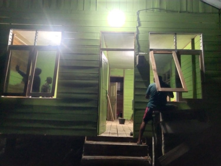 Kejar Target TMMD ke-129, Satgas Kodim 0313/KPR 'Serbu' Lembur Pengerjaan Rumah Ibu Timah Pada Malam Hari