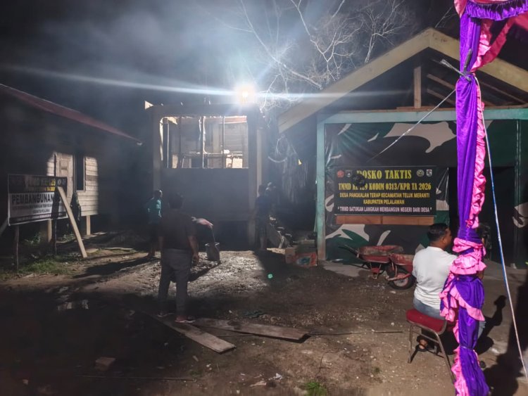 Semangat Gotong Royong Menerobos Malam, Pembangunan MCK Dusun 1 Terus Dipacu   Satgas TMMD Ke 129 Kodim 0313/KPR