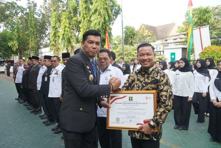 Hari Pengayoman ke-81, Husni Tamrin Terima Penghargaan Mitra Kerja untuk Pemkab Pelalawan