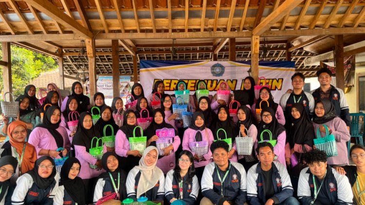 Mahasiswa KKN-T IDBU 42 UNDIP Kenalkan dan Praktikkan Aquaponik Sederhana Bersama PKK Desa Sukorejo